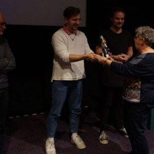 jury-bedankt-met-fles-wijn-webD85F61C1-FF38-B8FD-B71A-43984A429B7A.jpg