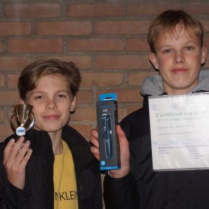 teun-en-jonathan-met-hun-2de-prijs-in-de-categorie-tot-16-jaar-web41730DBB-7D19-BAEF-056F-CCB0AD85AFA1.jpg